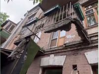 На Подолі обвалився балкон, фото соцмережі