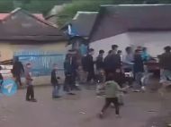 Камені проти куль: на&nbsp;Закарпатті роми влаштували &laquo;розбірки&raquo; з&nbsp;прикордонниками, є&nbsp;поранені з&nbsp;обох боків (фото, відео)