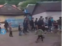 Роми влаштували сутичку з прикордонниками у селищі Великий Березний. Фото&nbsp;— скріншот