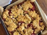 Клубничный пирог с&nbsp;ревенем: не&nbsp;слишком сладкий и&nbsp;невероятно вкусный