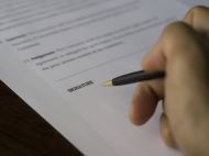 Зеленский подписал закон о&nbsp;зарплатах чиновников: что должно измениться