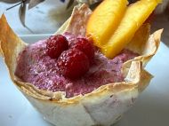 Кошичок з&nbsp;лаваша з&nbsp;ягодами та&nbsp;персиками: прекрасний літній десерт, який можна тим, хто худне