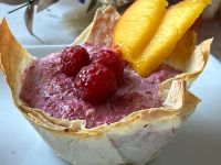 Кошичок з лаваша з ягодами та персиками