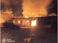 Росіяни вдарили по підприємству на Одещині, фото ДСНС