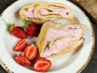 Как приготовить клубничный блинчик-рулет