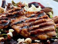 Салат с куриным стейком и свеклой