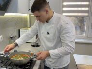 Шакшука: скромний кулінар-красень Іван розповів, як&nbsp;приготувати &laquo;королівську яєчню&raquo; на&nbsp;сніданок