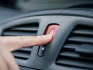 Штраф могут выписать, но&nbsp;права не&nbsp;отберут: в&nbsp;МВД прокомментировали слухи о&nbsp;наказании водителей за&nbsp;&laquo;подмигивание&raquo; аварийкой