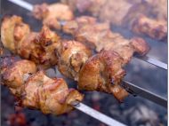 Главное&nbsp;&mdash; не&nbsp;забить вкус специями: рецепт идеального шашлыка от&nbsp;Владимира Ярославского