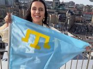 Обязательно вернемся: Джамала развернула флаг на&nbsp;крыше дома