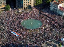 Протесты в Белграде против президента Сербии. Фото Reuters