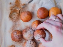 Мини-пончики со сладкой начинкой