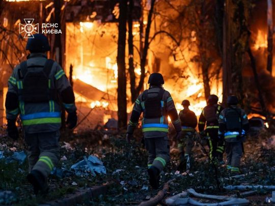 Київ знаходився під атакою балістики та дронів-камікадзе. Фото ДСНС
