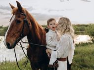 &laquo;Очень жаль лошадку&raquo;: сеть отреагировала на&nbsp;фотографии жены Виктора Павлика