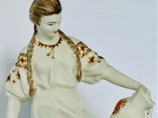 К. Соколова, розпис М. Горбоконь. «Дівчина з вазою (Художниця–керамістка)». Баранівський фарфоровий завод. 1950