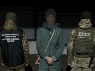 Спідниця та&nbsp;макіяж не&nbsp;допомогли: ухилянт намагався перетнути кордон на&nbsp;Закарпатті під виглядом німої жінки (фото, відео)