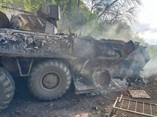Знищений ЗСУ БТР-80 з бойовим модулем від новітнього БТР «Бумеранг». Фото з російського каналу Военный Осведомитель