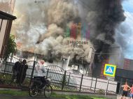 Блискавка спалила супермаркет під Львовом (відео)