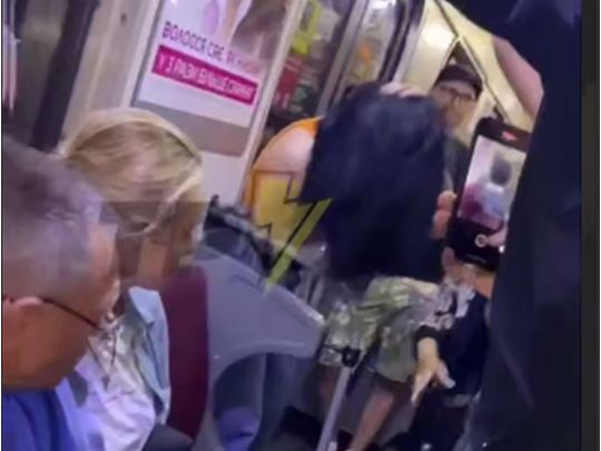 Женщина в киевском метро выкрикивала пророссийские лозунги. Фото - скриншот