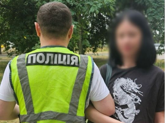 Встановлено особу дівчини, яка славила росію в Києві. Фото столичної поліції