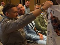 Олександр Усик отримав подарунок від Караванської