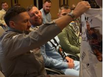 Олександр Усик отримав подарунок від Караванської