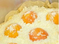 Пиріг з абрикосами та сиром