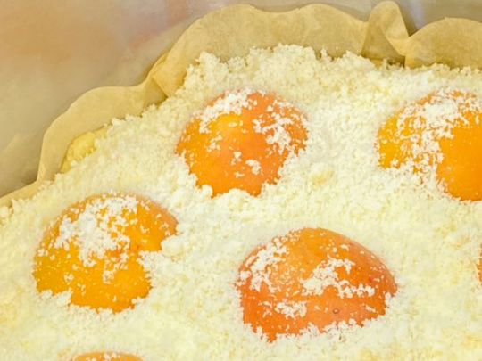 Пиріг з абрикосами та сиром