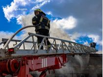 Россияне ударили КАБом по медучреждению в Харькове. Фото ГСЧС
