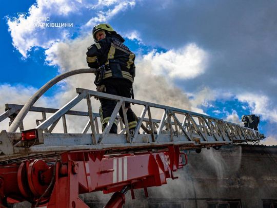 Росіяни вдарили КАБом по медзакладу в Харкові. Фото ДСНС