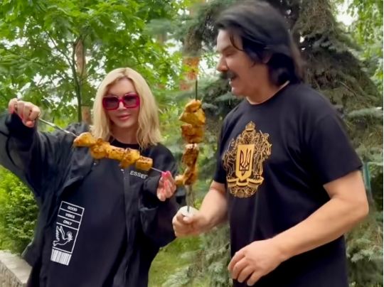 Павло Зібров та Ірина Білик на дачі з шашликом