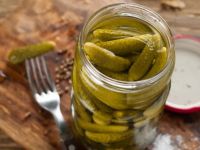 Маринованные огурцы, вяленые на солнце