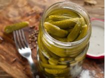 Маринованные огурцы, вяленые на солнце