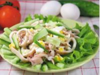 Салат с кальмарами и яйцом. Фото с сайта food.obozrevatel.com/