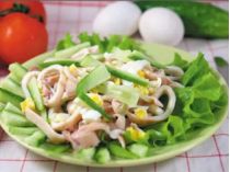 Салат з кальмарами та яйцем. Фото із сайту food.obozrevatel.com/