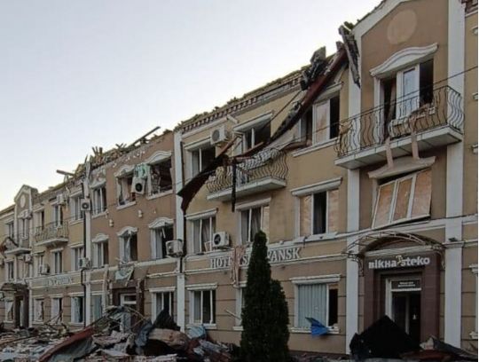 В Славянске повреждена гостиница, фото В. Лях