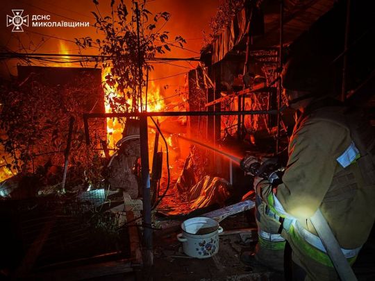 Рашисты ударили ракетами Х-22 по Николаеву. Фото ГСЧС