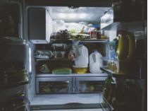 Эта вещь точно есть у вас под рукой: отличный способ избавиться от неприятного запаха в холодильнике