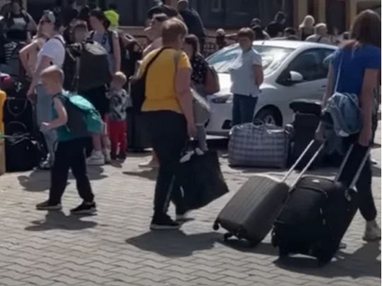 Беженцы. Фото: скрин видео с сайта https://ukrainianwall.com/