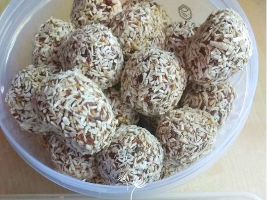 Конфеты из сухофруктов и меда. фото Натальи Федорий