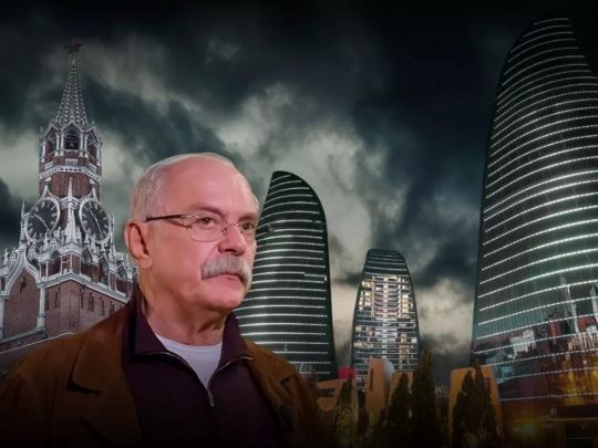 Микита Міхалков на тлі Кремля