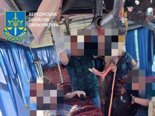 Россияне ударили дроном по автобусу с гражданскими в Херсонской области. Фото прокуратуры
