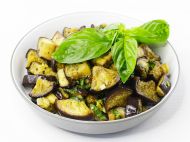 Настоящий взрыв вкуса: легкий рецепт закуски из&nbsp;баклажанов с&nbsp;базиликом и&nbsp;чесноком