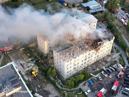 В Харькове несколько "Шахедов" ударили по жилому дому. Фото ГСЧС