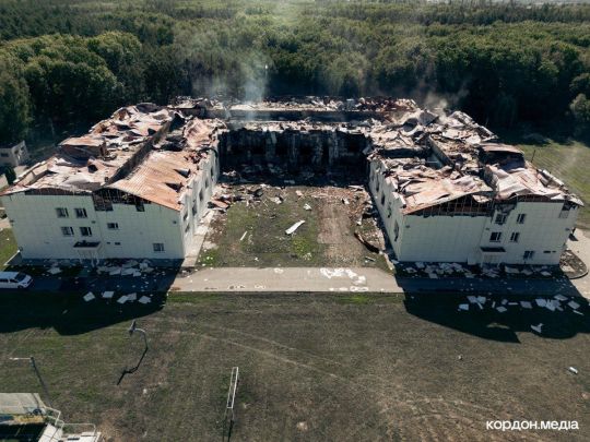 Росіяни зруйнували корпус університету в Сумах. Фото Кордон.Медіа
