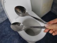 Насыпьте с&nbsp;вечера эти 2 средства в&nbsp;унитаз, и&nbsp;утром он&nbsp;будет сиять ярче солнечных лучей