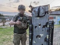 боец ВСУ с электроносилками