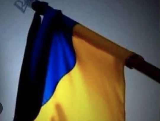 Прапор України з чорною жалобною стрічкою у зв'язку зі смертю героя, фото з відкритих джерел