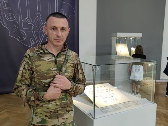 Сергій Комар, який зараз служить в армії, поряд із знайденим ним скарбом. Фото автора