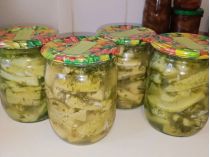 Банки с салатом из кабачков